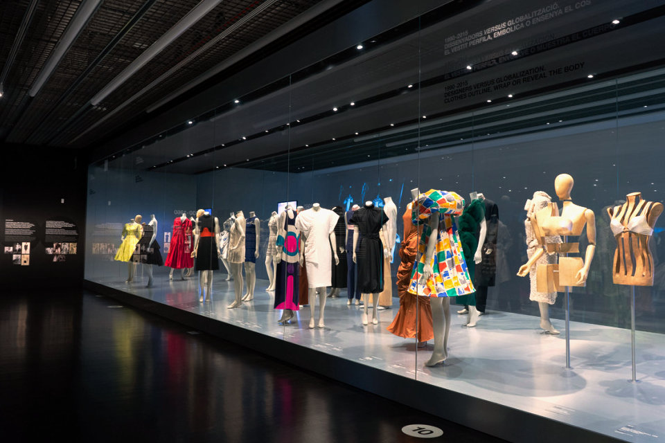 Одевать тело: силуэты и мода 1550 — 2015, Музей дизайна Барселоны