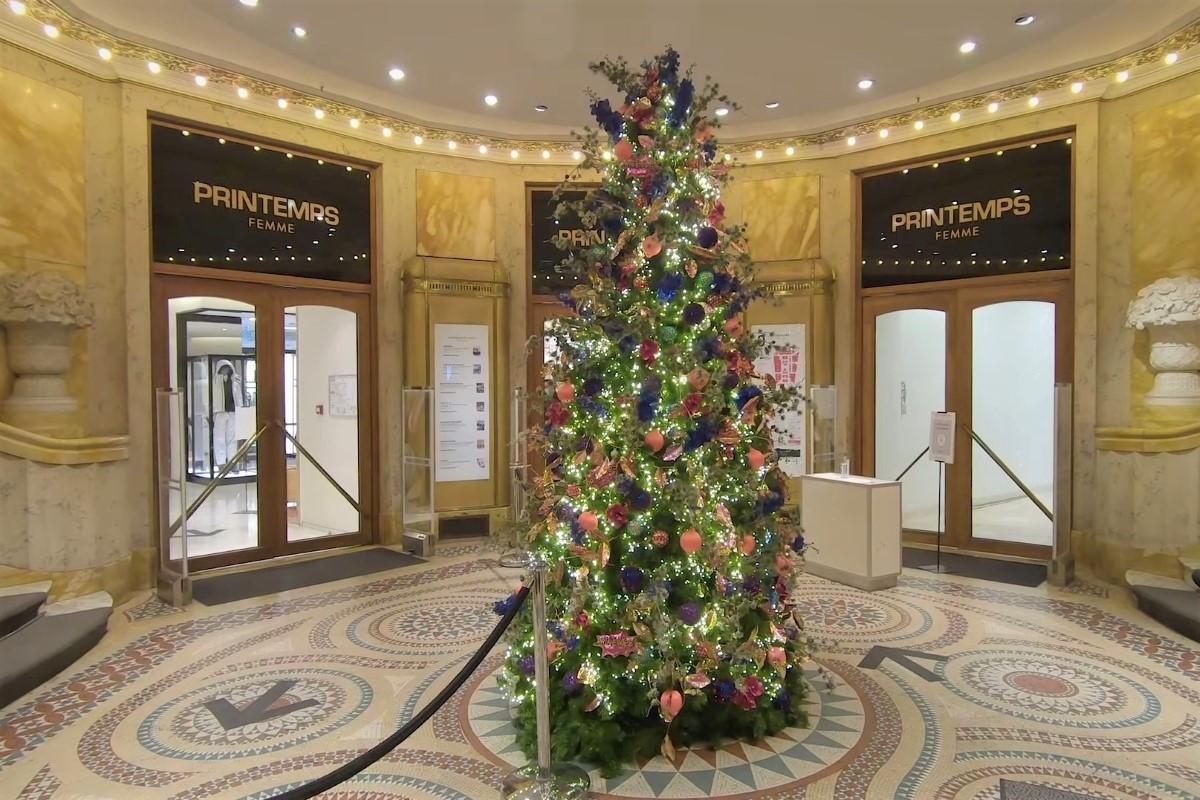 تعرض نافذة عيد الميلاد لـ Printemps Haussmann 2020-2021 ، باريس ، فرنسا